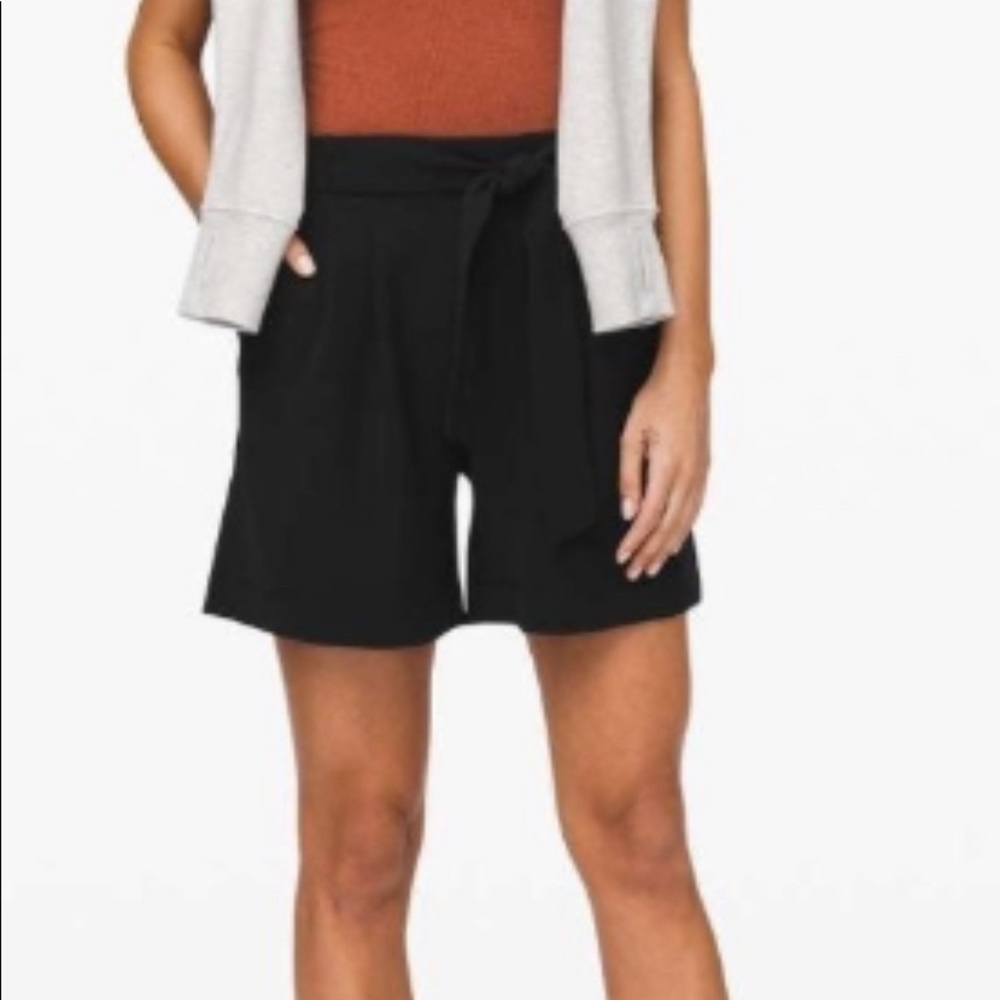 Lululemon Noir Short 5.5 in Black